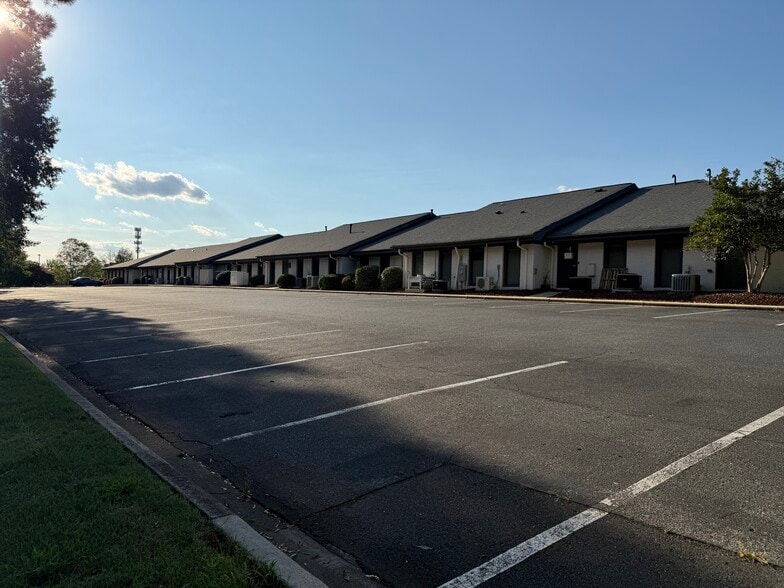More Photos Of 411-511 N Wendover Rd, Charlotte Medical For Lease