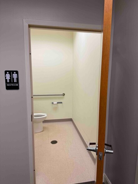 More Photos Of 897 Von Kolnitz Rd, Mount Pleasant Medical For Lease