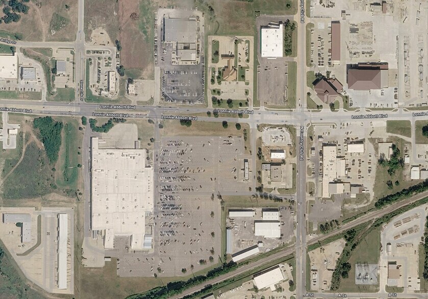 More Photos Of 1630 Lonnie Abbott Blvd, Ada Freestanding For Lease
