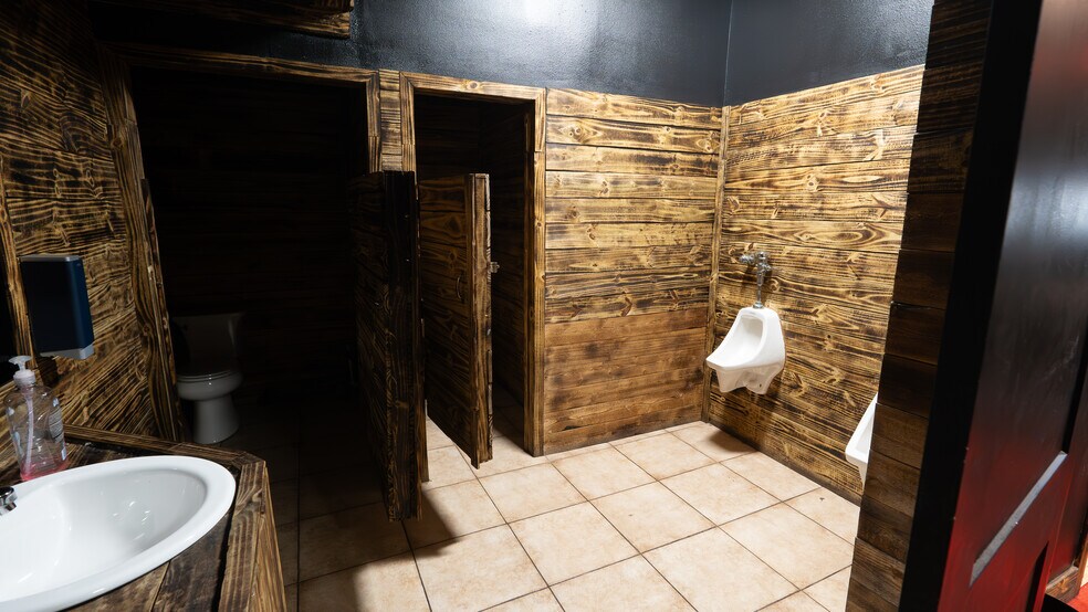 More Photos Of 6500-6502 Dixie Dr, Houston Bar For Sale