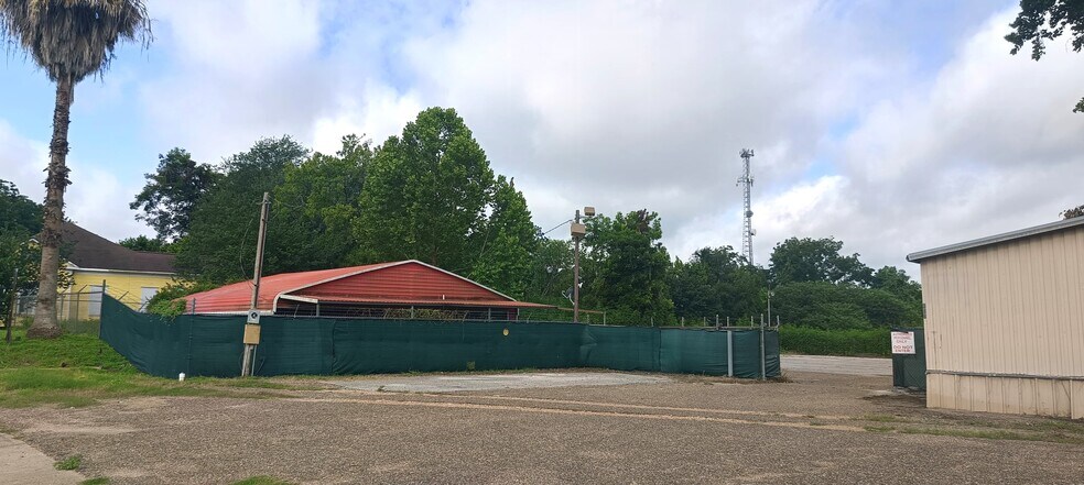 More Photos Of 605 N Richmond Rd, Wharton Flex For Lease