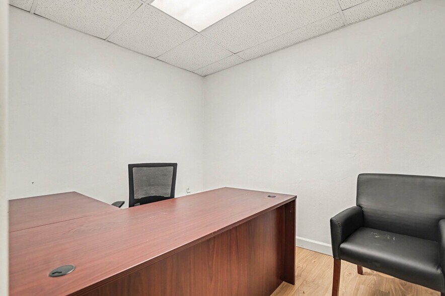 More Photos Of 516-528 Main St, Hamilton Office For Sale