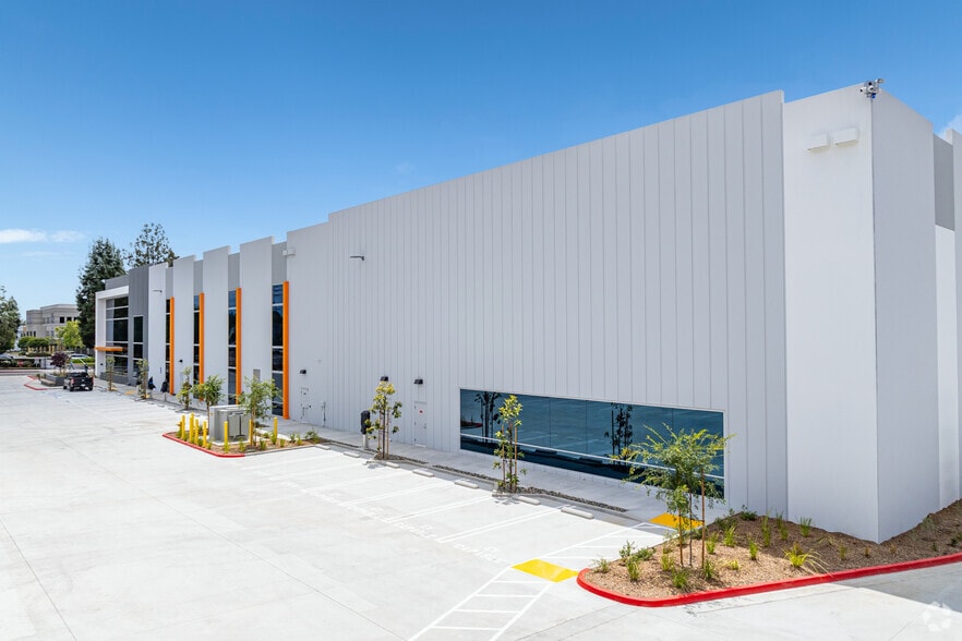 More Photos Of 19900 Plummer St, Chatsworth Warehouse For Lease