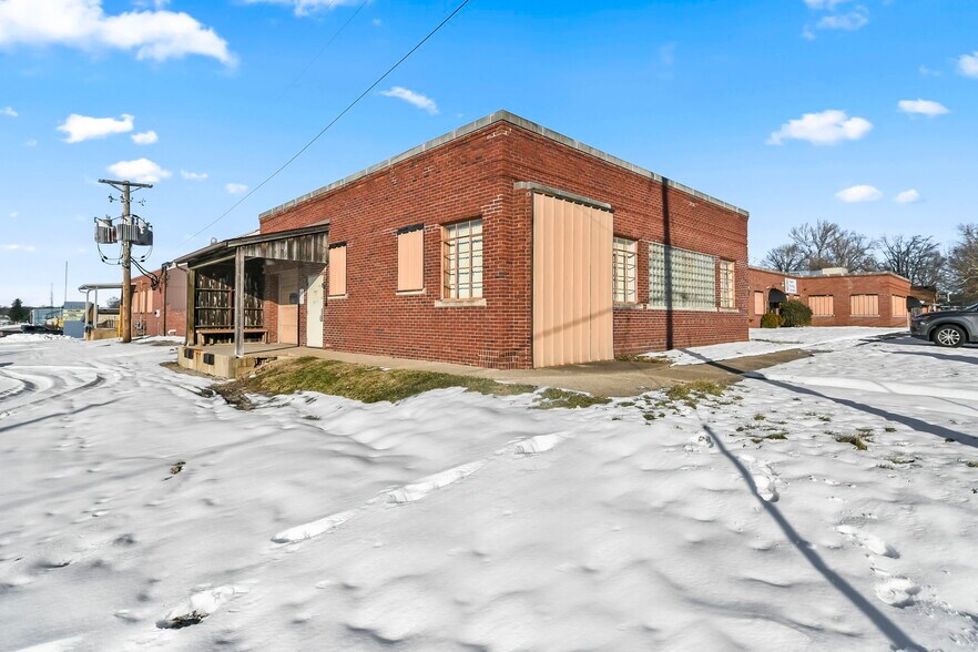 More Photos Of 901 N MacArthur Blvd, Springfield Warehouse For Lease