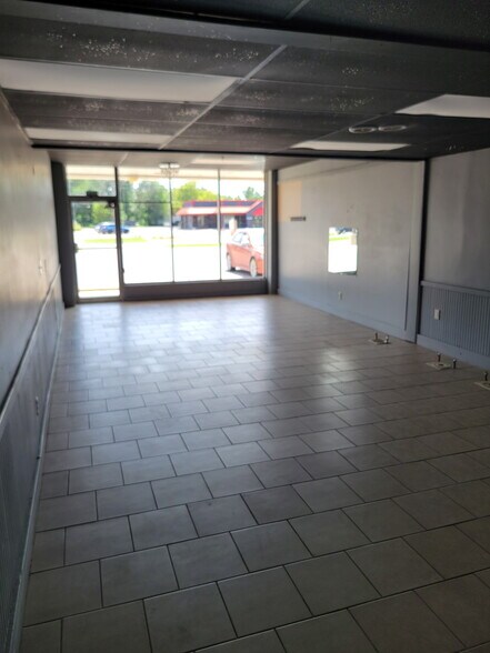 More Photos Of 2518-2536 W 13th St, Wichita Auto Repair For Lease
