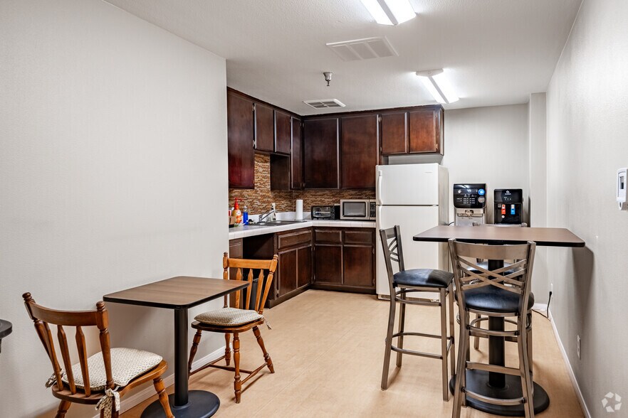 More Photos Of 1611 W Pomona Rd, Corona Unknown For Lease