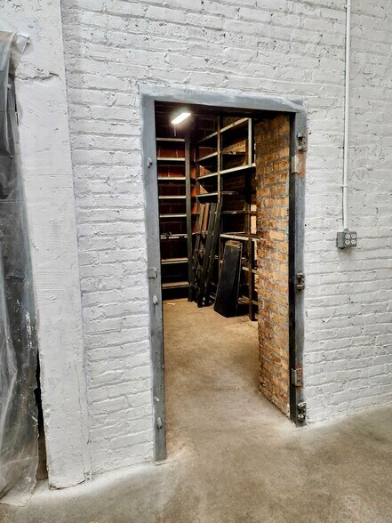More Photos Of 4519-4529 W Haddon Ave, Chicago Warehouse For Lease