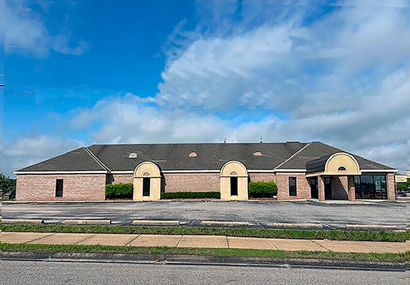 Primary Photo Of 4154 Carmichael Rd, Montgomery Medical For Sale