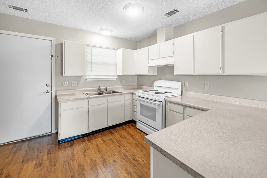 More Photos Of 408 SE 7th St, Oak Grove Apartments For Sale