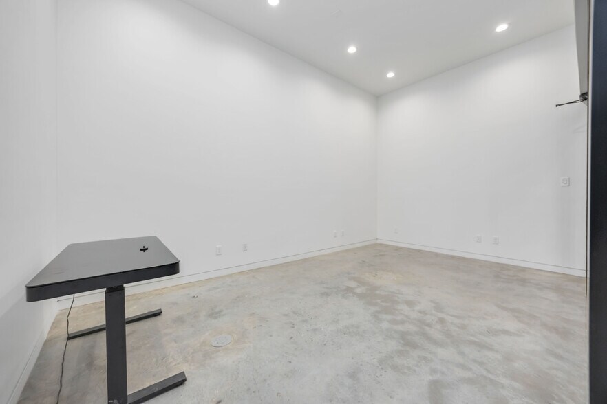 More Photos Of 5214 Harrisburg Blvd, Houston Office For Lease