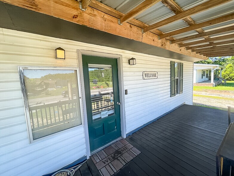 More Photos Of 1719C S Waukesha St, Bonifay Specialty For Sale
