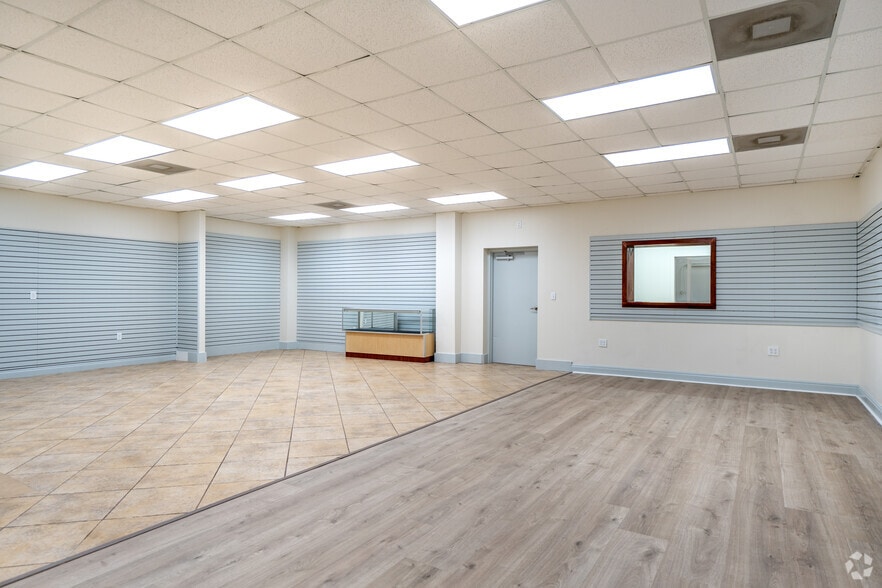 More Photos Of 4455 Ulmerton Rd, Clearwater Warehouse For Lease