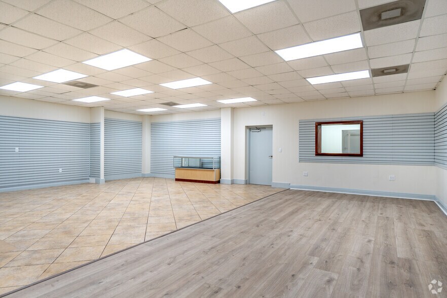 More Photos Of 4455 Ulmerton Rd, Clearwater Warehouse For Lease