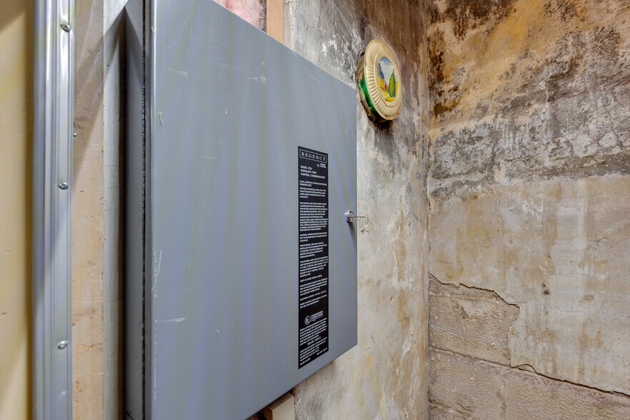 More Photos Of 6210 W Maine St, Spirit Lake Freestanding For Lease