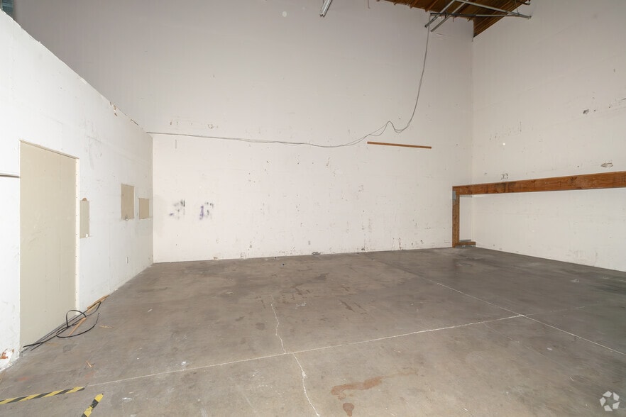 More Photos Of 7307 Roseville Rd, Sacramento Unknown For Lease