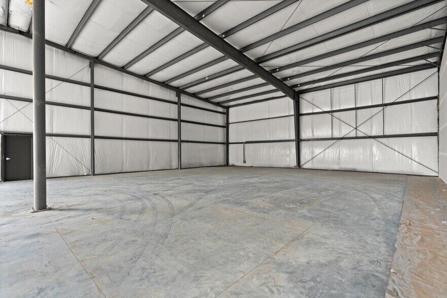 More Photos Of 954 Ort Ln, Merlin Industrial For Lease