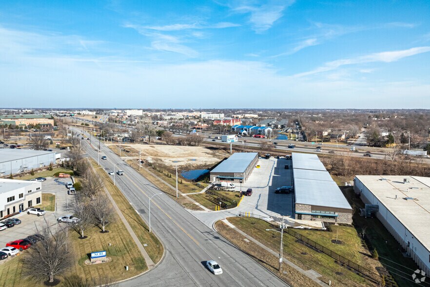 More Photos Of 2105 E Kansas City Rd, Olathe Warehouse For Lease