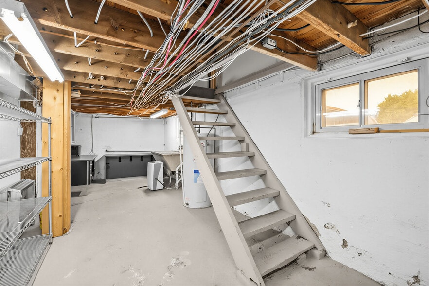 More Photos Of 3569 Cawthra Rd, Mississauga Office For Sale