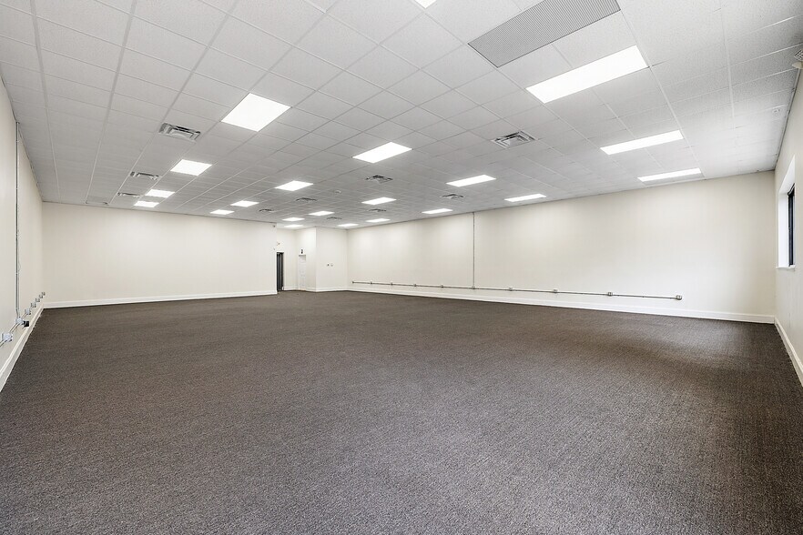 More Photos Of 10840-10850 W 9 Mile Rd, Oak Park Freestanding For Lease