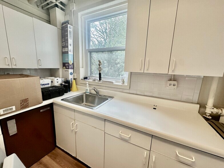 More Photos Of 48 Maple Ave, Greenwich Office For Lease