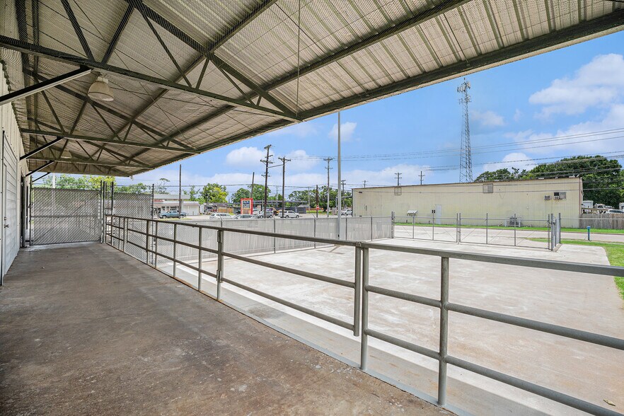 More Photos Of 110 N Walker St, Angleton Warehouse For Lease