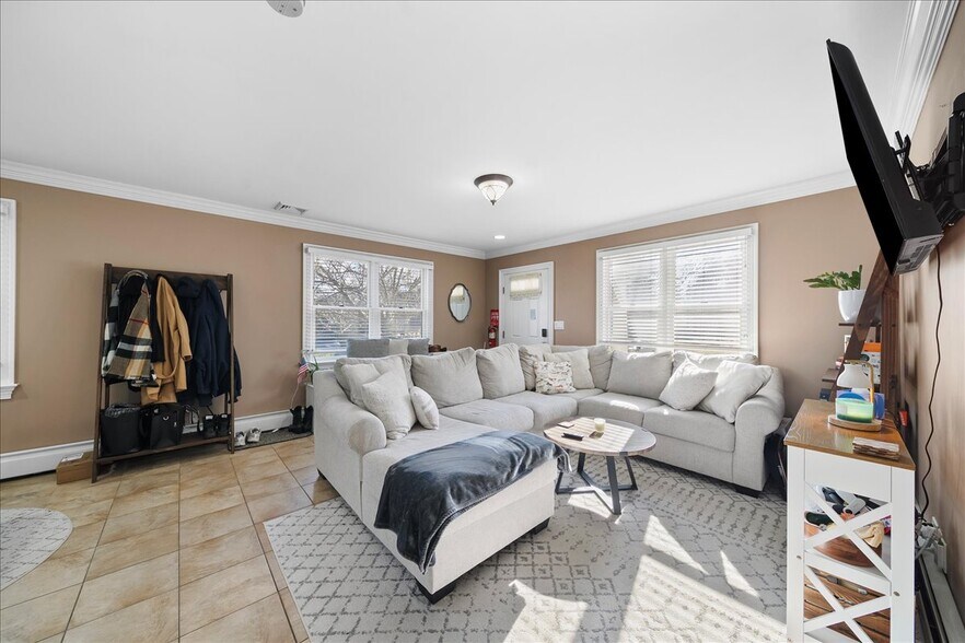 More Photos Of 584 Middle Rd, Bayport Storefront Retail Residential For Sale