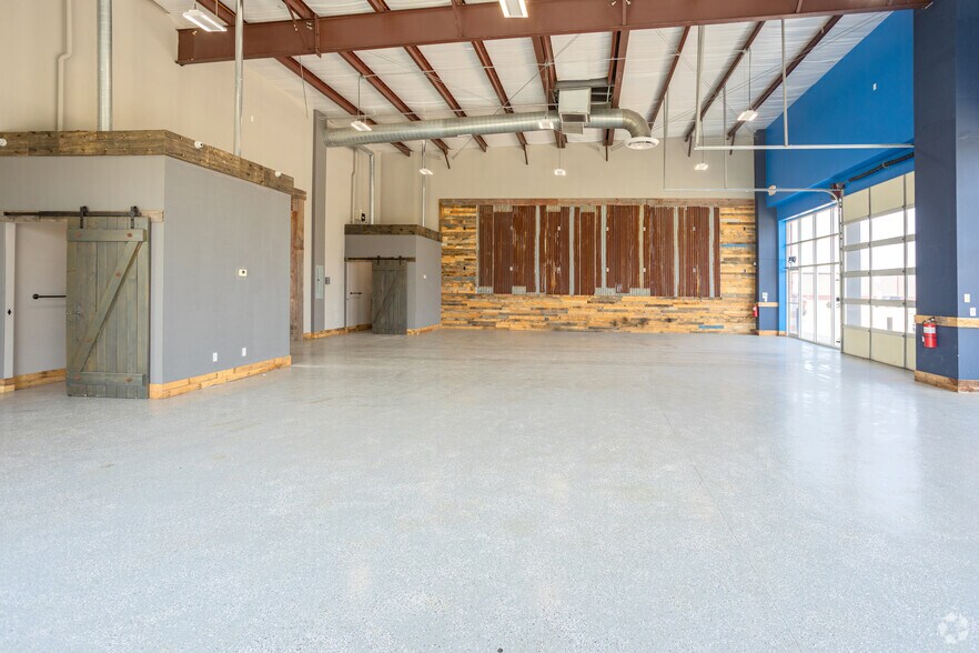 More Photos Of 317 N Trade Center Ter, Mustang General Retail For Lease