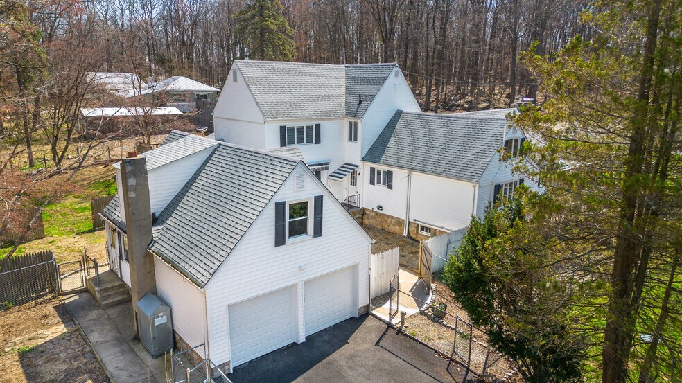 More Photos Of 8 Stonehedge Ln, Byram Township Veterinarian Kennel For Sale