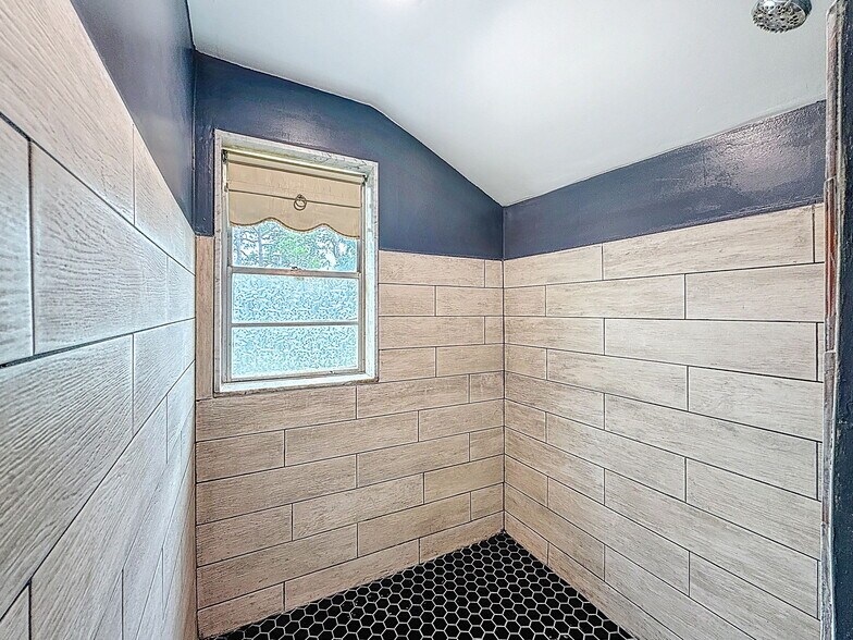 More Photos Of 301 N US Highway 41, Ruskin Office Residential For Lease