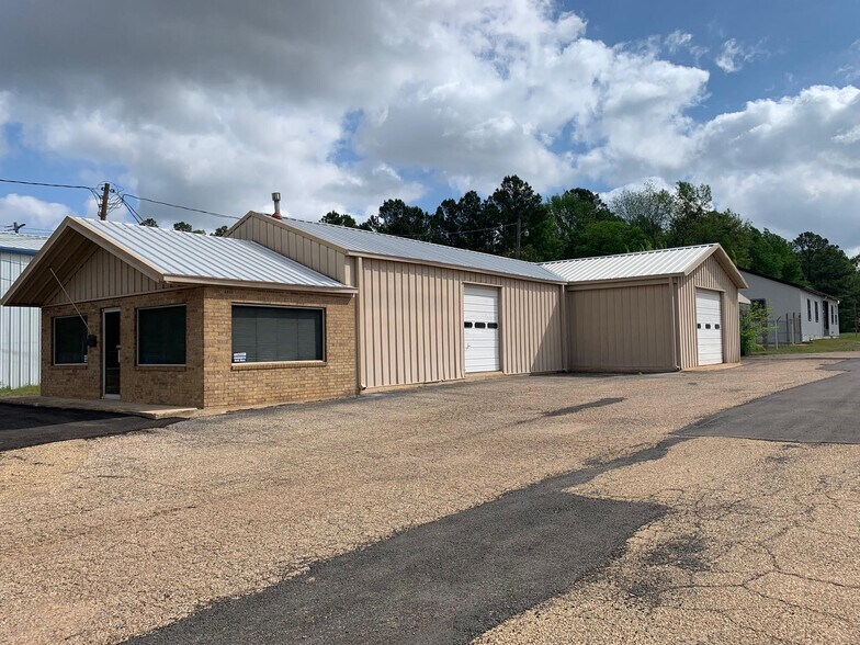 More Photos Of 820 S Commerce St, Kilgore Flex For Lease