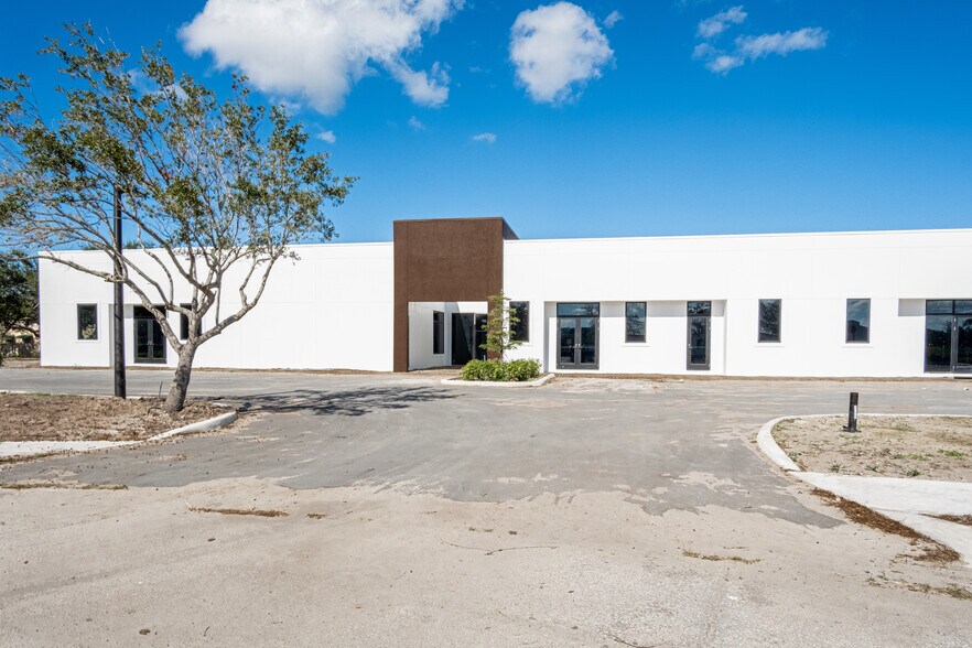 More Photos Of 11125 Corridor Pl, Bradenton Storefront Retail Office For Sale