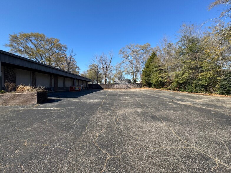 More Photos Of 990 N Daleville Ave, Daleville Warehouse For Sale