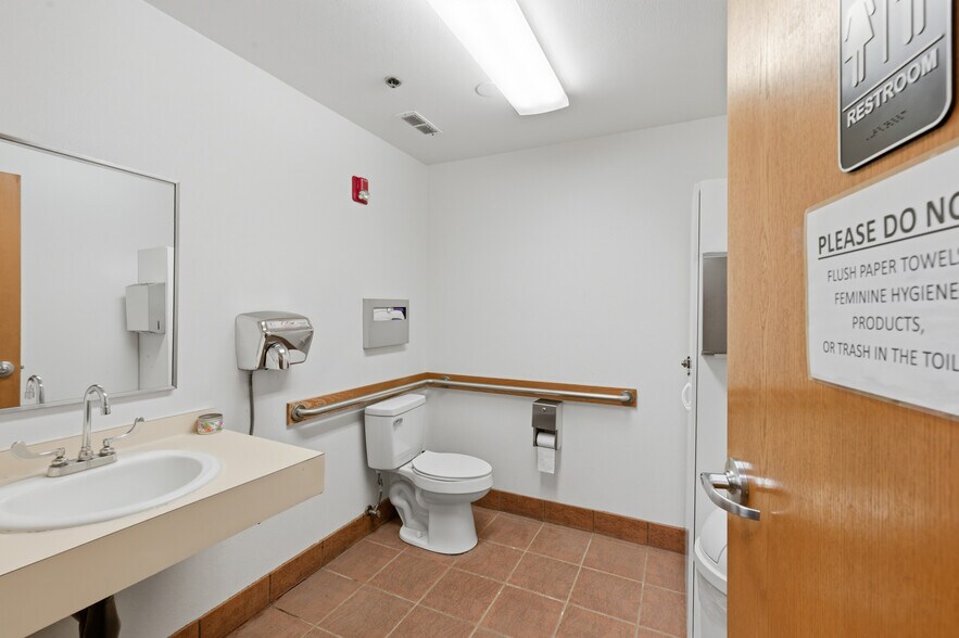 More Photos Of 22659 Pacific Hwy S, Des Moines Flex For Sale