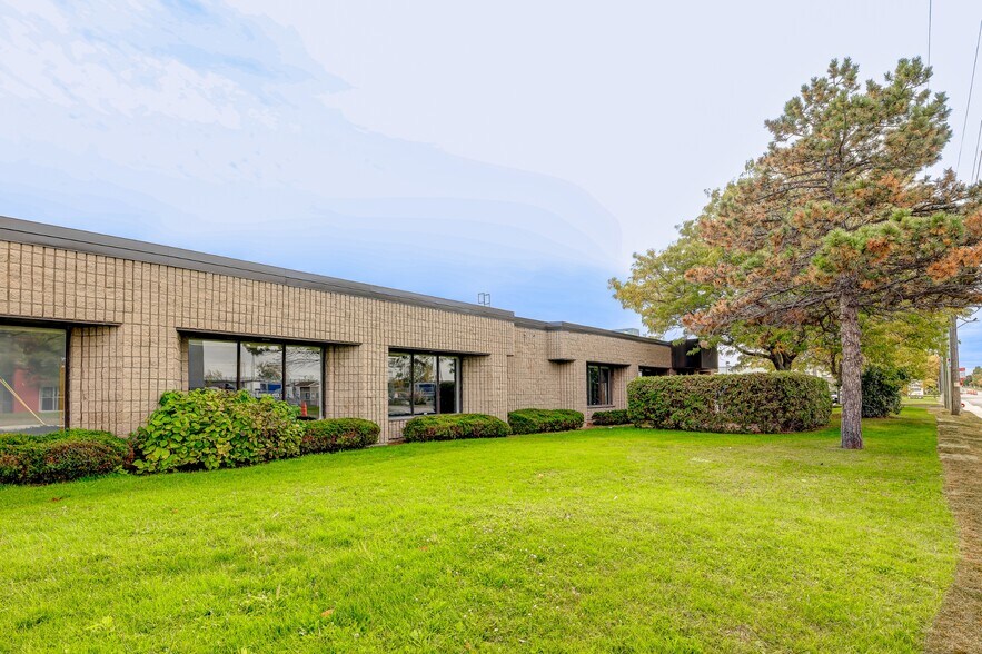 More Photos Of 1660-1700 Boul Hymus, Dorval Warehouse For Lease