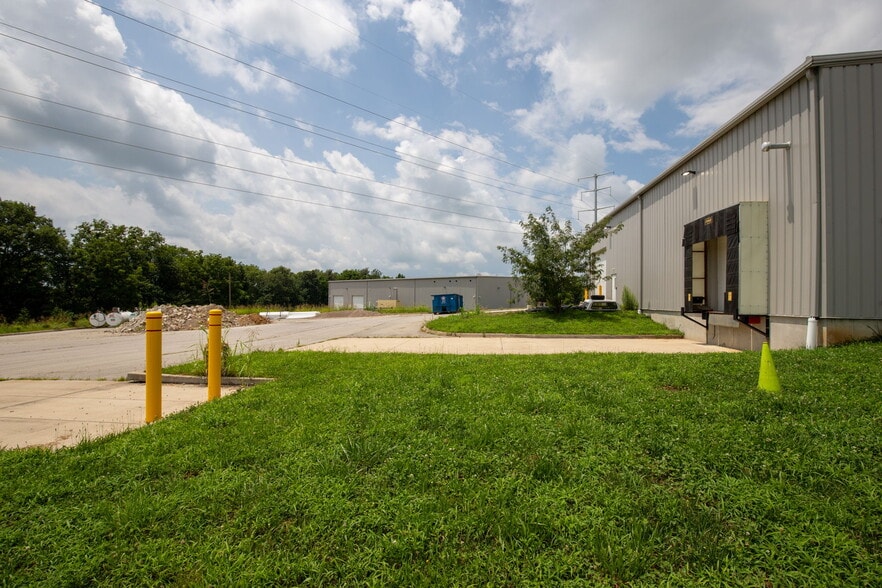 More Photos Of 311 Corporate Dr, Shelbyville Warehouse For Sale