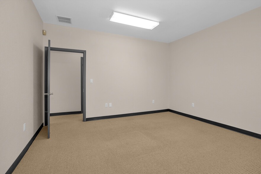 More Photos Of 11111 Neeshaw Dr, Houston Industrial For Lease