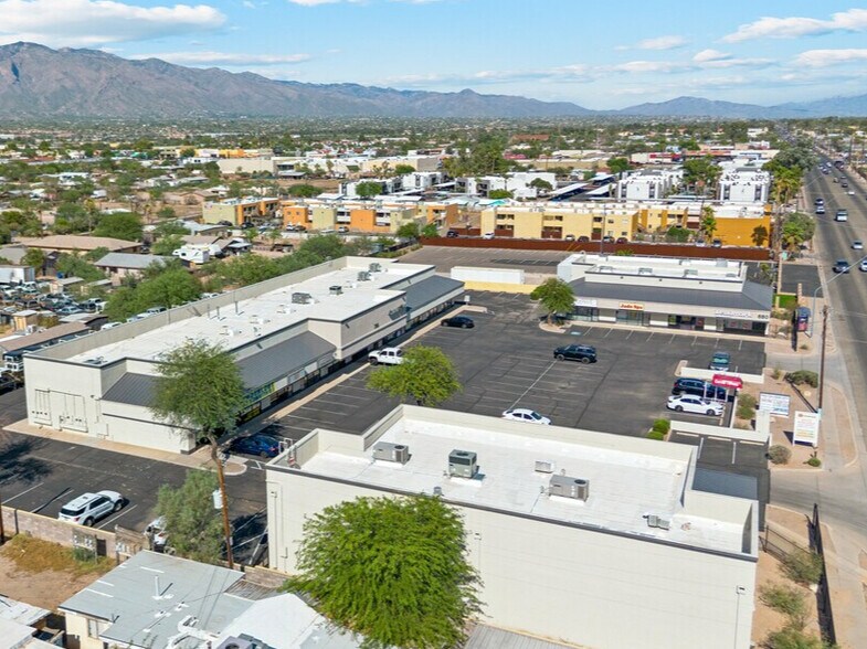 More Photos Of 700 W Prince Rd, Tucson General Retail For Sale