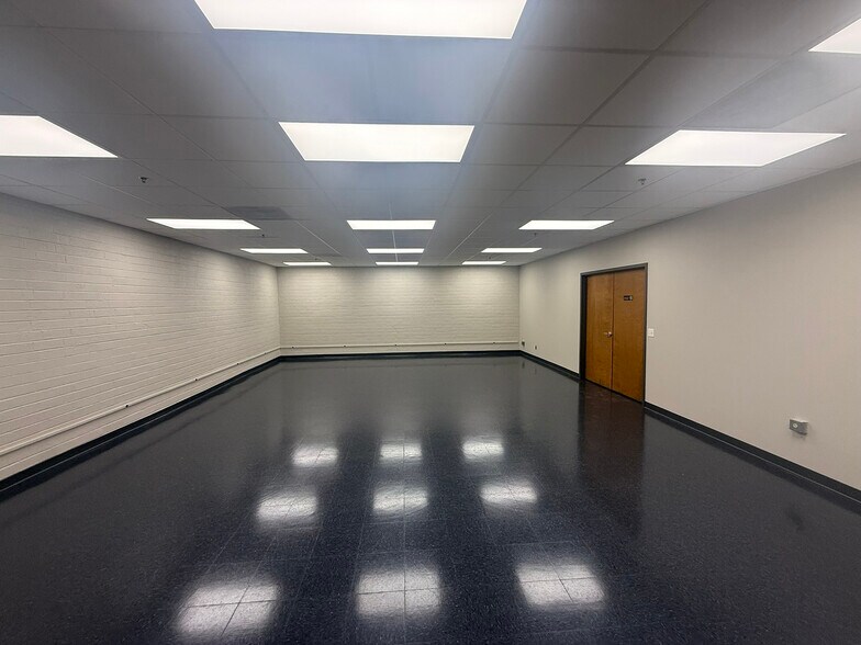 More Photos Of 7001 Cessna Dr, Greensboro Warehouse For Lease