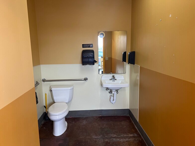 More Photos Of 1621 S 1st Ave, Iowa City Fast Food For Lease