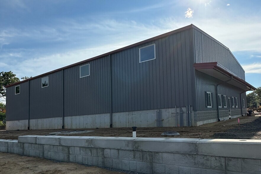 More Photos Of 40 Evergreen Cir, Mashpee Warehouse For Lease
