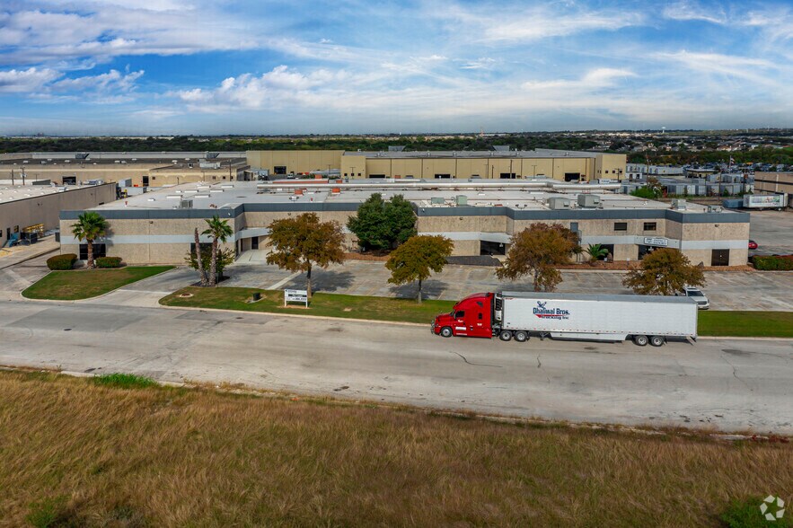 More Photos Of 6111 Woodlake Ctr, San Antonio Manufacturing For Lease