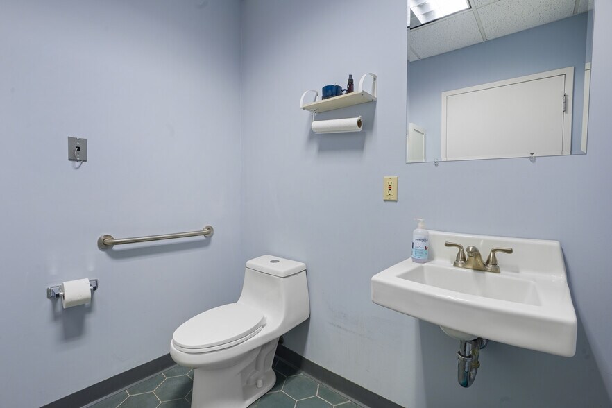 More Photos Of 10 E Willow St, Millburn Office For Lease