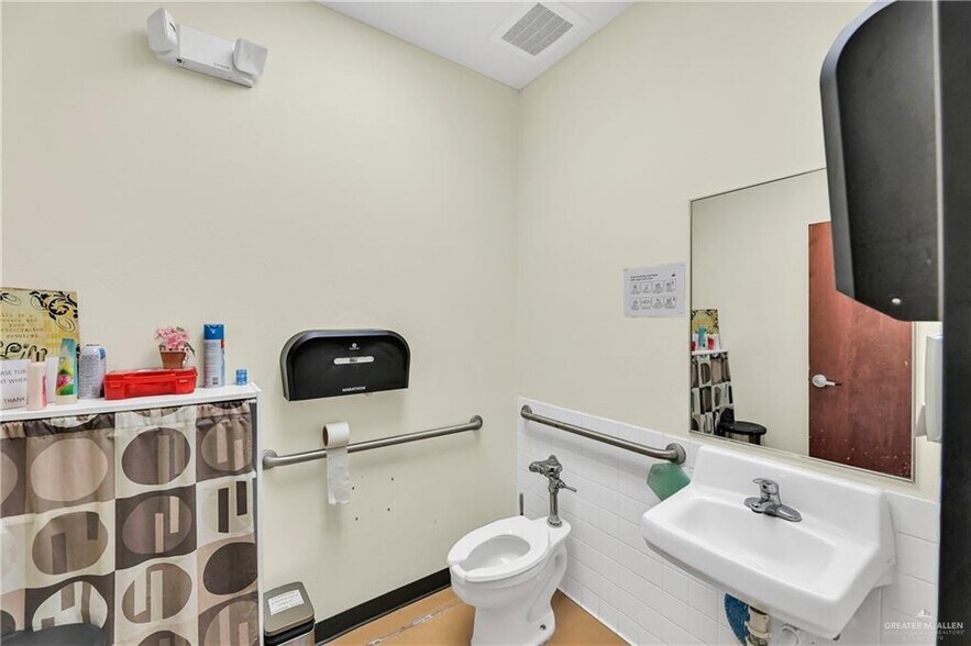 More Photos Of 2507 US Highway 281, Pharr Storefront For Sale