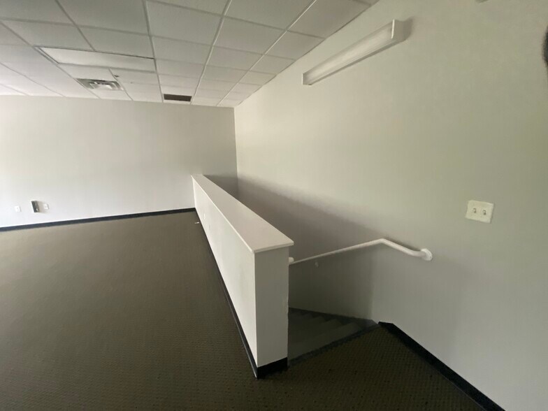 More Photos Of 7575 Kingspointe Pky, Orlando Showroom For Lease