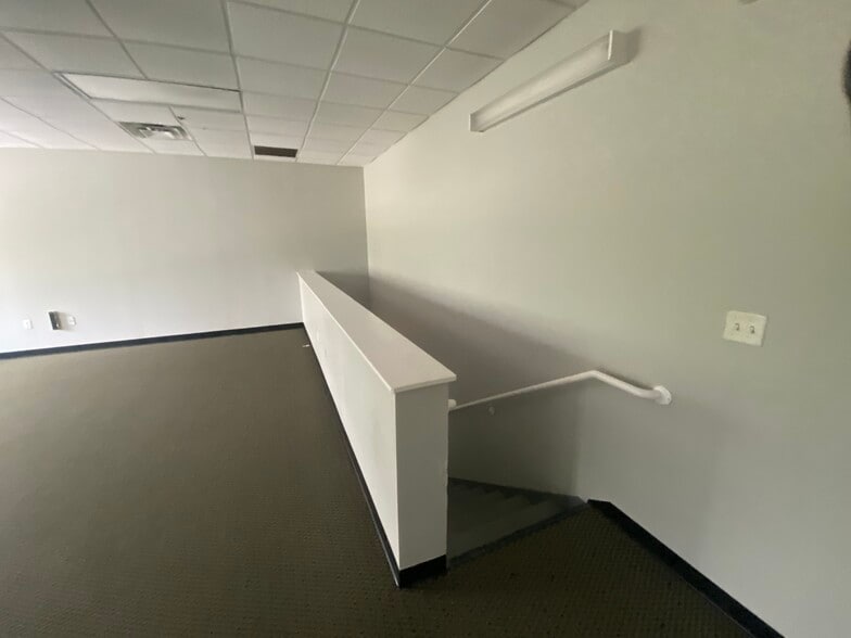 More Photos Of 7575 Kingspointe Pky, Orlando Showroom For Lease