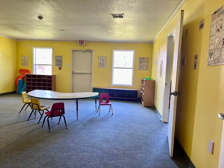 More Photos Of 2129 Mill St, Lake Charles Light Distribution For Sale