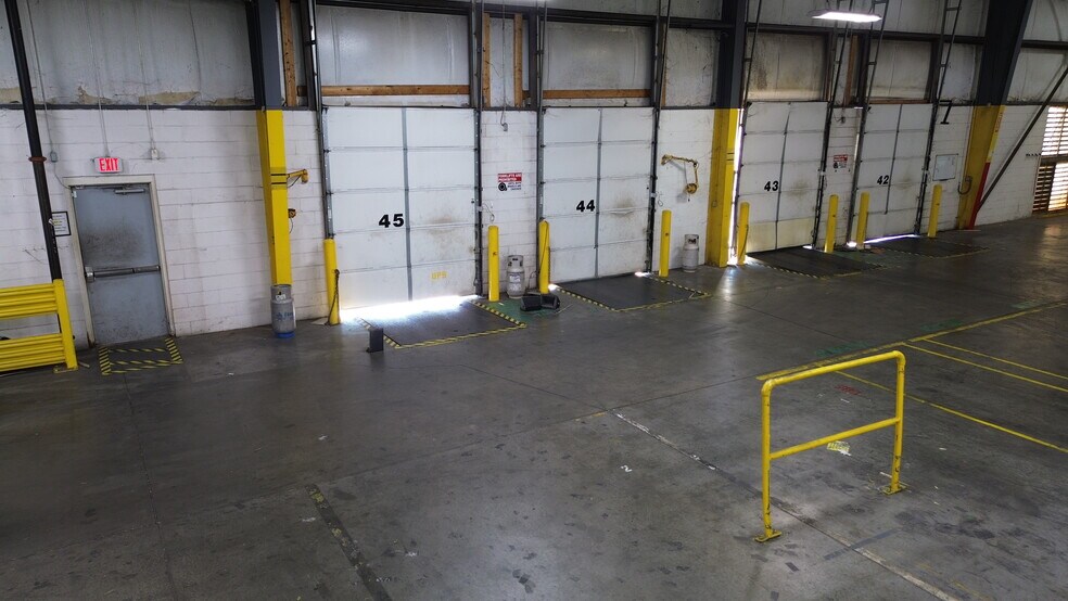 More Photos Of 2415 N Highway 81, Anderson Manufacturing For Lease