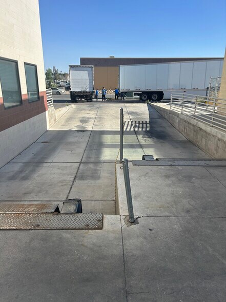 More Photos Of 5611-5617 S Valley View Blvd, Las Vegas Distribution For Lease