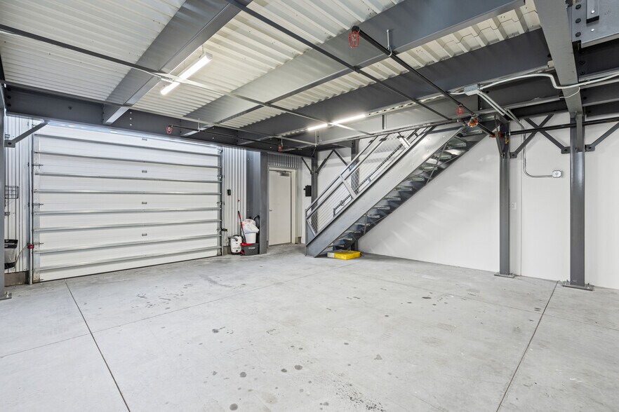 More Photos Of 123 Pit Ln, Pontiac Parking Garage For Sale
