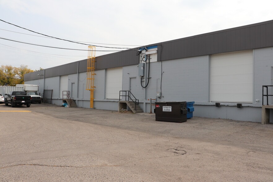 More Photos Of 456-468 42nd Ave SE, Calgary Showroom For Lease